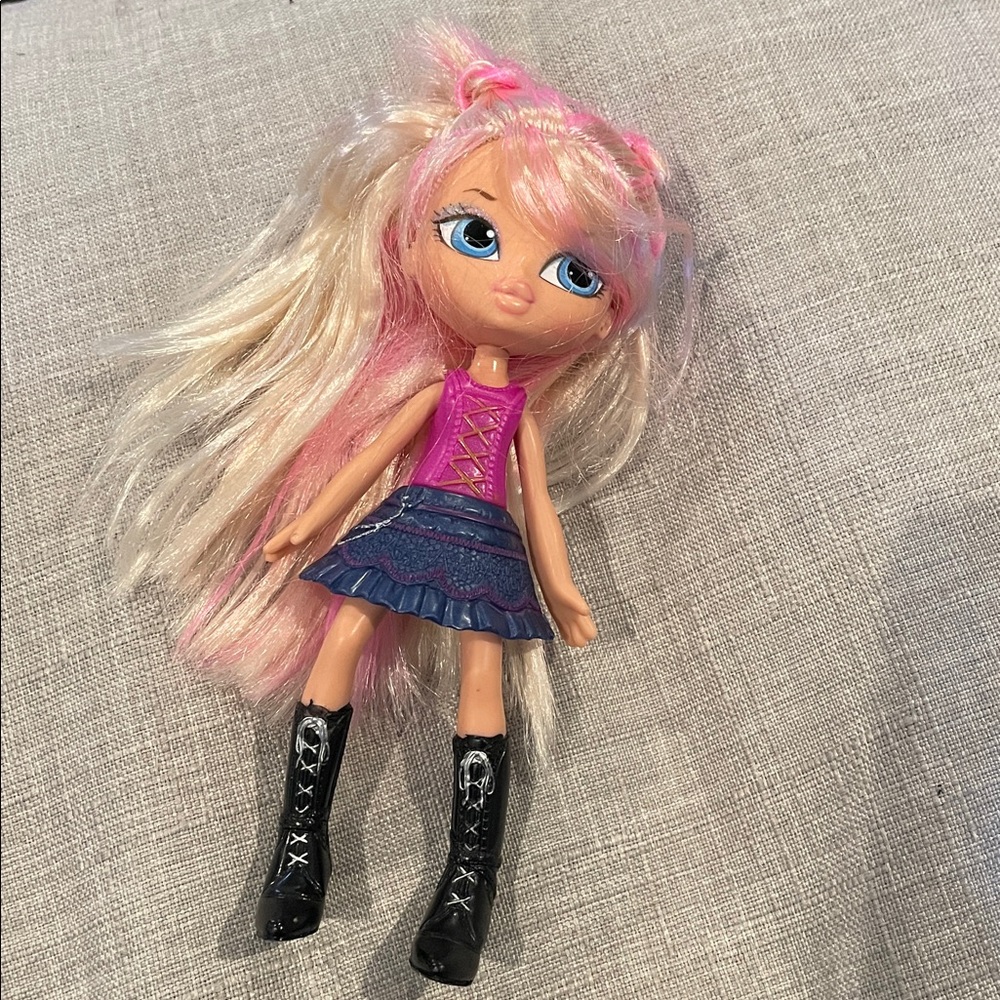 BRATZ Doll Lot 3 Dolls + Accessories - Picture 4 of 5